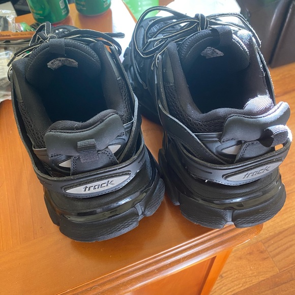 Balenciaga - Picture 4 of 8